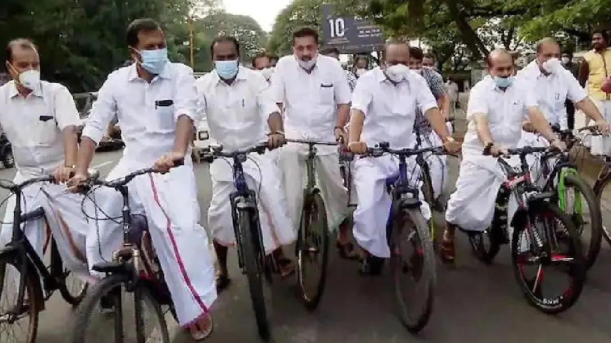 ഇന്ധന നികുതി കുറക്കാത്തതില് പ്രതിഷേധം; യുഡിഎഫ് എംഎല്എമാര് സൈക്കിള് ചവിട്ടി നിയമസഭയിലേക്ക്
