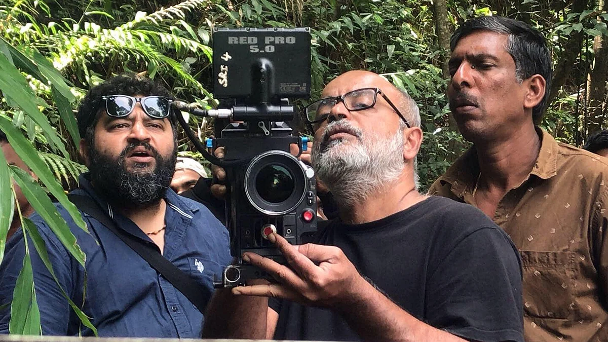 'സിനിമ തീര്ന്നാലും മാടനിലേക്ക് തന്നെ തിരിച്ചെത്തും, 'ഈ.മ.യൗ, ജല്ലിക്കട്ട്, ചുരുളി ഒരു ട്രിലജിയെന്ന് ലിജോ ജോസ് പെല്ലിശ്ശേരി