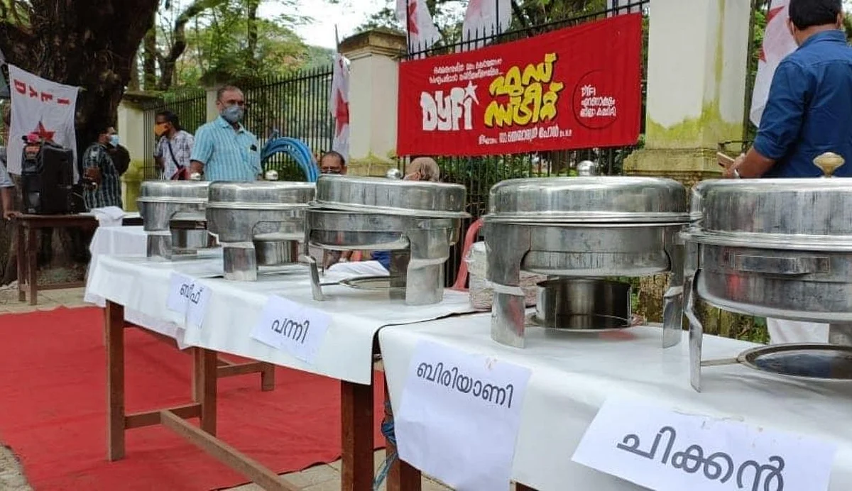 പന്നിയിറച്ചിയും പോത്തിറച്ചിയും, ഹലാല് വിവാദത്തില് സ്ട്രീറ്റ് ഫുഡ് പ്രതിഷേധം നടത്തി ഡിവൈഎഫ്ഐ