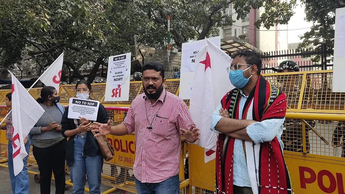 കോളേജുകളില് ഏറ്റവും അക്രമം നടത്തിയത് കെ.എസ്.യു; മാധ്യമങ്ങള് ഒളിപ്പിച്ച് വെച്ച് സഹായിക്കുന്നുവെന്ന് വി.പി സാനു