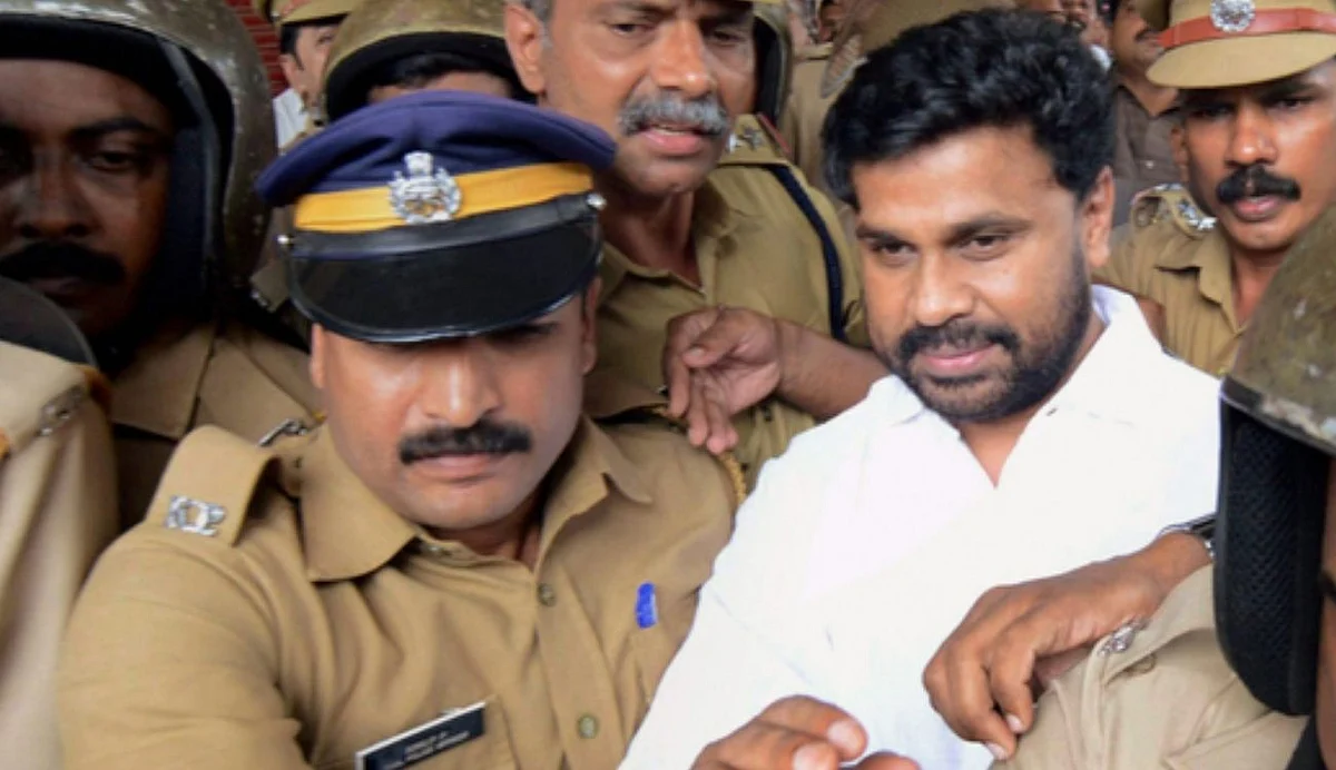 തെളിവുകള് തേടി അന്വേഷണ സംഘം ദിലീപിന്റെ വീട്ടില്; എസ്.പിയുടെ നേതൃത്വത്തില് പരിശോധന