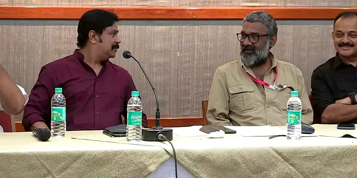 ദിലീപിനൊപ്പം വേദി പങ്കിട്ട് രഞ്ജിത്ത്; അക്കാദമി ചെയര്മാനാകാന് രഞ്ജിത്ത് യോഗ്യനെന്ന് ദിലീപ്