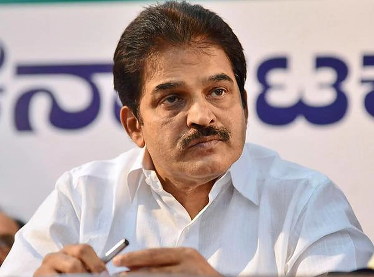 സി.പി.എമ്മിന് വേണ്ടി പ്രവര്ത്തിക്കുകയും കോണ്ഗ്രസുകാരനായി തുടരുമെന്നും പറയുന്നത് ഒന്നൊന്നര തമാശ : കെ.സി വേണുഗോപാല്
