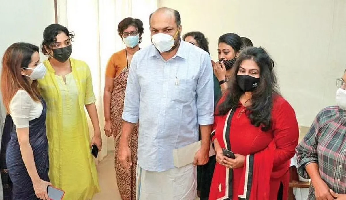 ഹേമ കമ്മിറ്റി റിപ്പോര്ട്ടില് സര്ക്കാര് നിലപാട് അറിയാം, നിര്ണായക യോഗം ഇന്ന്