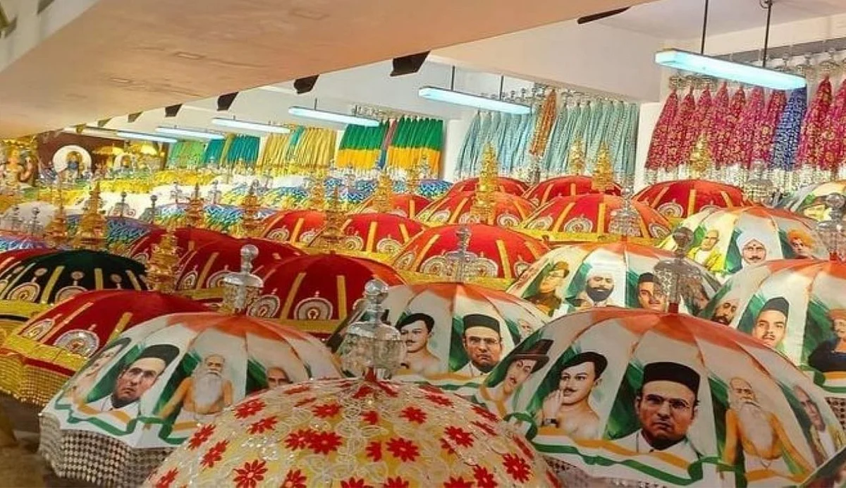 തൃശൂര് പൂരം കുടമാറ്റത്തിനായി നിര്മിച്ച ആസാദി കുടകളില് സവര്ക്കറും; സോഷ്യല് മീഡിയയില് വിമര്ശനം