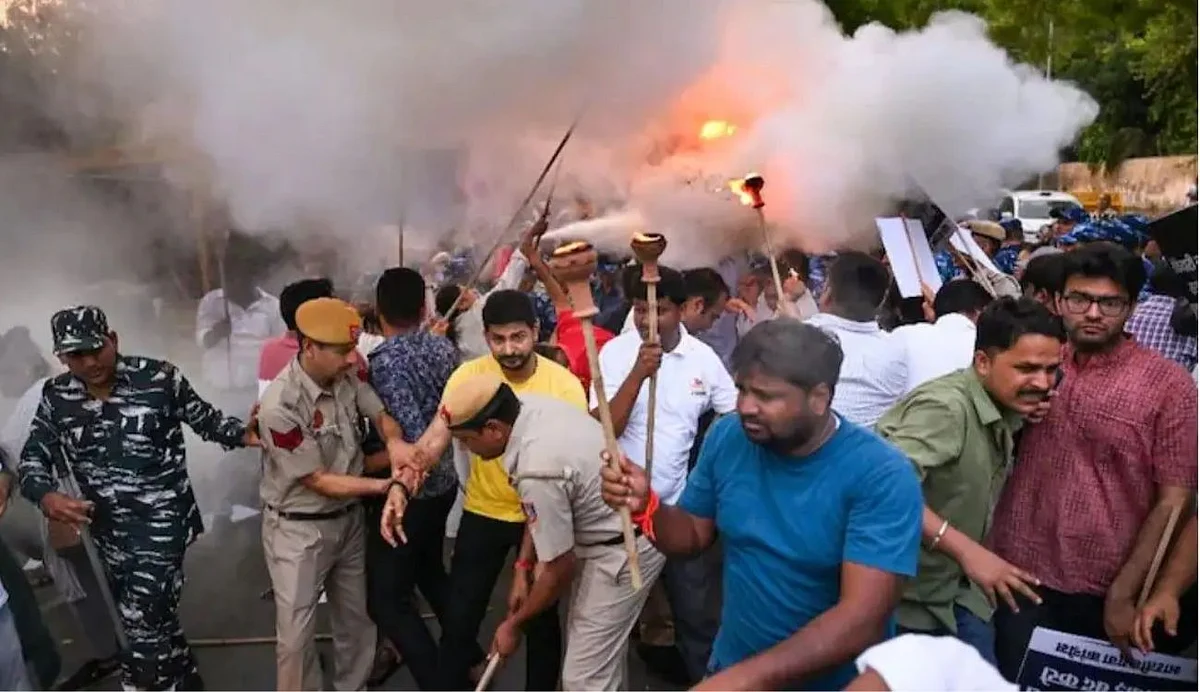 അഗ്നിപഥ് പ്രതിഷേധം ദക്ഷിണേന്ത്യയിലേക്കും, സെക്കന്തരാബാദ് റെയില്വേ സ്റ്റേഷന് തീയിട്ടു; പൊലീസ് വെടിവെയ്പ്പില് ഒരു മരണം