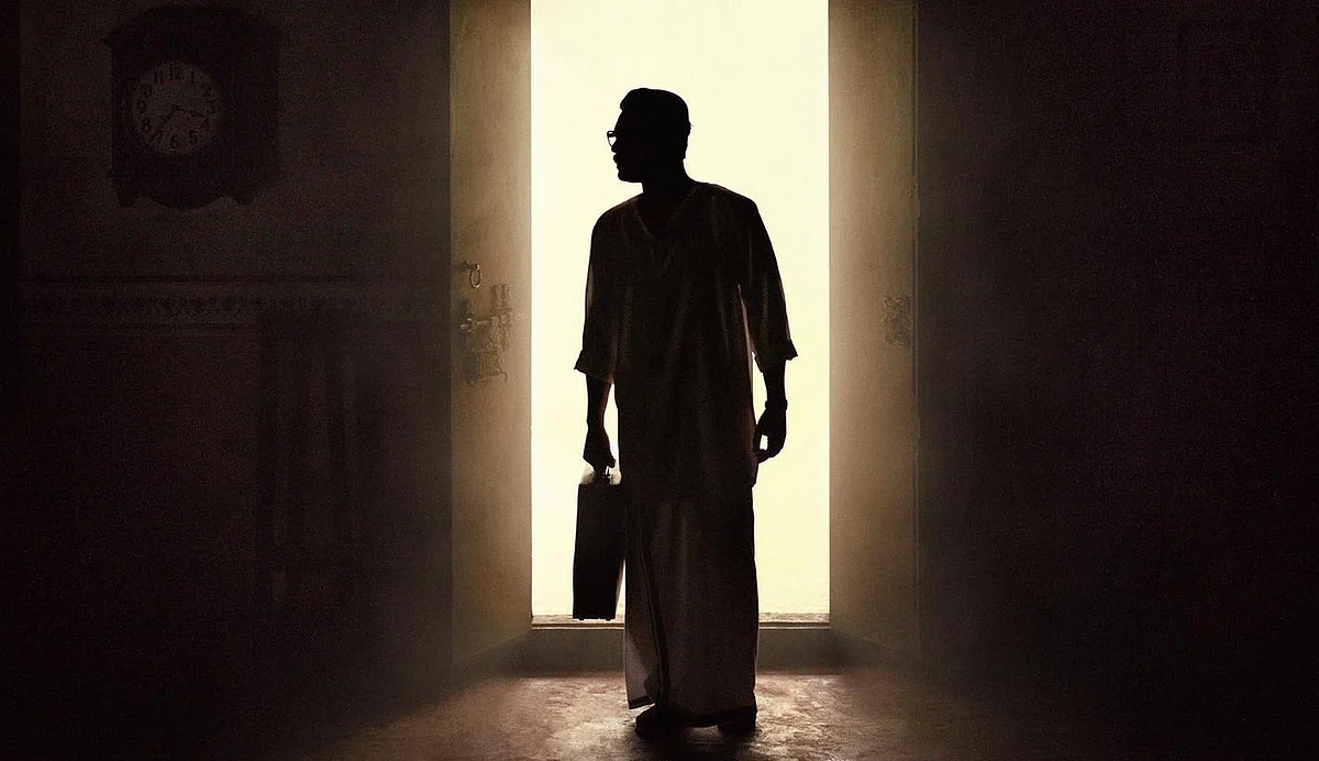 ബഷീറായി ഭാര്ഗ്ഗവിനിലയിത്തിലേക്ക് ടൊവിനോ; 'നീലവെളിച്ചം' ഫസ്റ്റ് ലുക്ക്