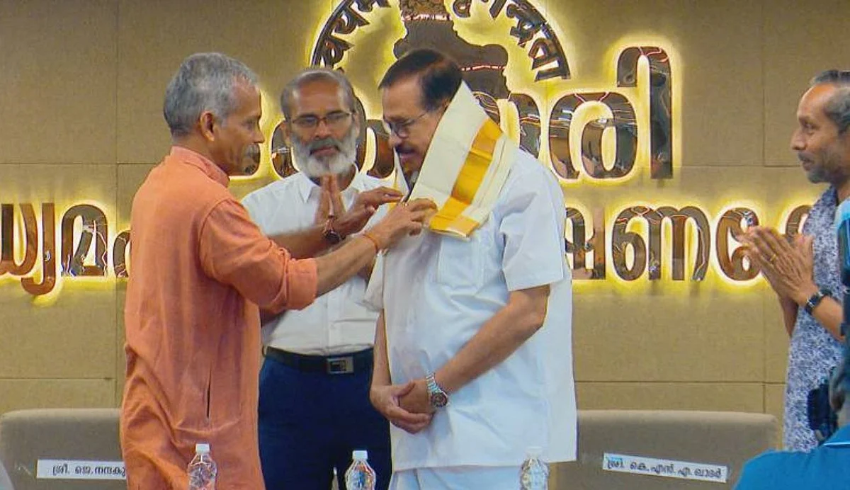 ലീഗ് നേതാവ് കെ.എന്.എ ഖാദര് ആര്.എസ്.എസ് വേദിയില്; വിവാദത്തിന് പിന്നാലെ വിശദീകരണം