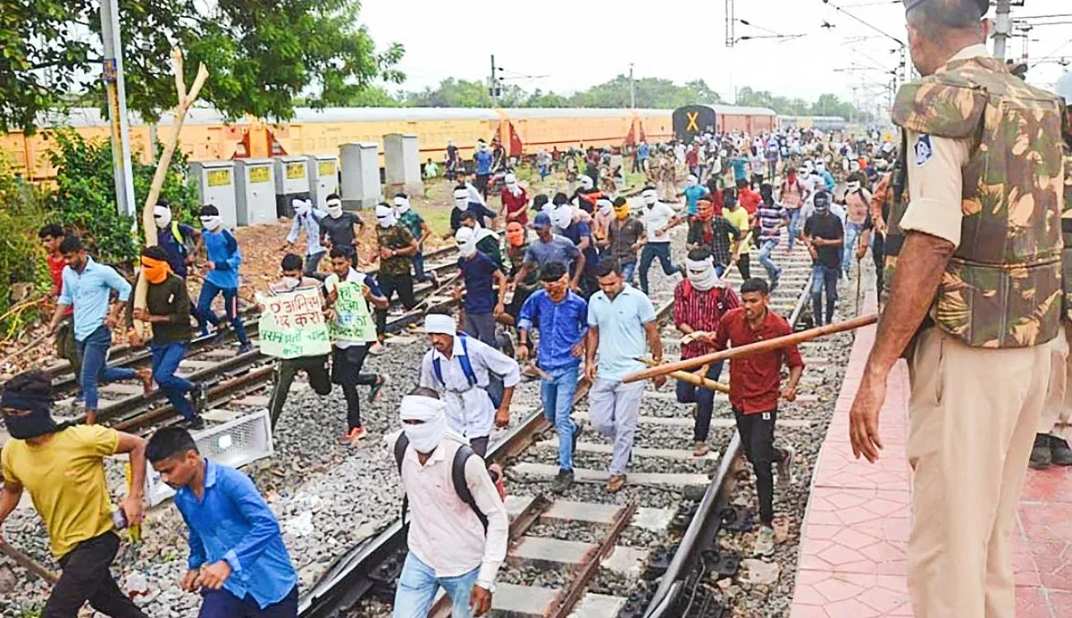 പ്രതിഷേധത്തില് പങ്കെടുത്തില്ലെന്ന് പ്രതിജ്ഞ ചെയ്യണം, സര്ട്ടിഫിക്കറ്റ് നിര്ബന്ധം; അഗ്നിപഥില് തൊഴില് അന്വേഷകരെ വിരട്ടി കേന്ദ്രം
