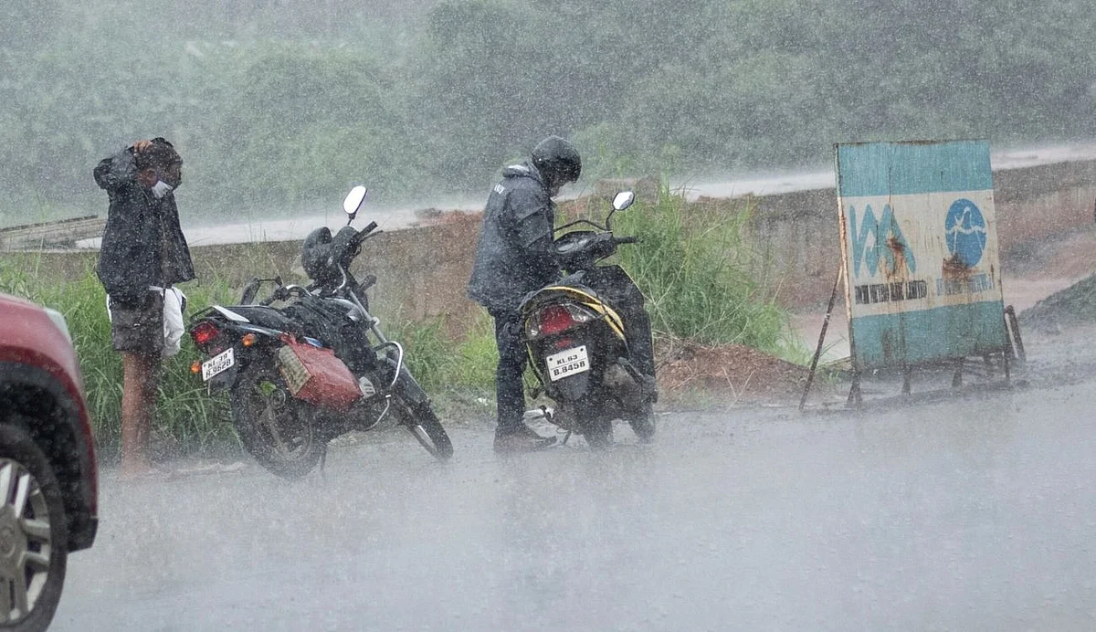 കനത്ത മഴ തുടരുന്നു, സംസ്ഥാനത്ത് മുഴുവന് ജില്ലകളിലും മഴ മുന്നറിയിപ്പ്