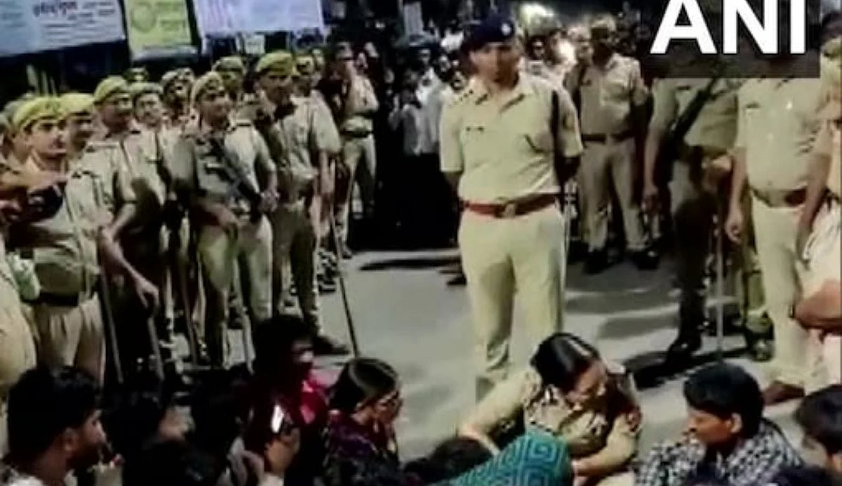 യു.പിയില് ദളിത് പെണ്കുട്ടികള് മരിച്ച നിലയില്; ബലാത്സംഗം ചെയ്ത് കെട്ടിത്തൂക്കിയതെന്ന് കുടുംബം
