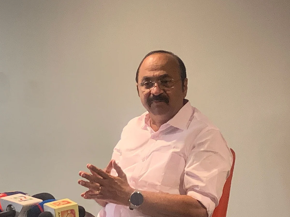 സമുദായ നേതാക്കള് ഇരിക്കാന് പറഞ്ഞാല് കിടക്കരുതെന്ന് വി ഡി സതീശന്