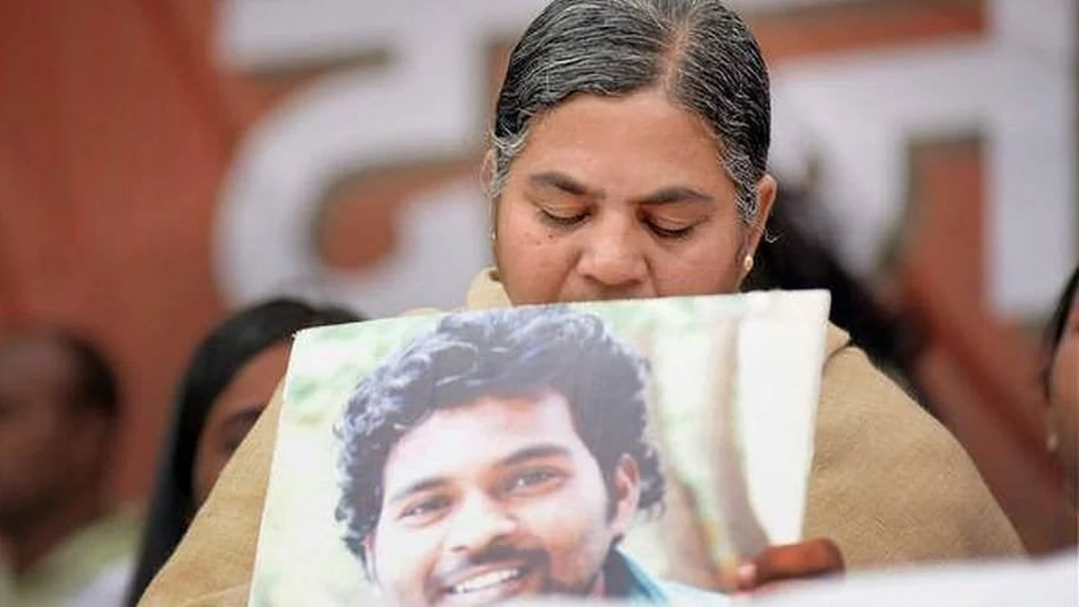 നിങ്ങൾ ഓരോരുത്തരിലും ഞാനെന്റെ മകന്റെ മുഖമാണ് കാണുന്നത്, കെ.ആർ നാരായണനിലെ കുട്ടികളുടെ സമരത്തിന് പിന്തുണയുമായി
രാധിക വെമുല