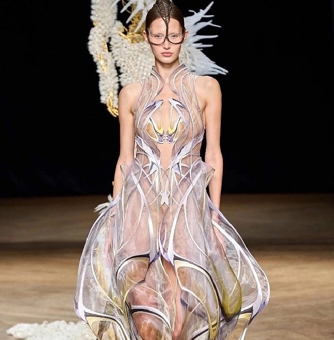 What is the difference between couture and readytowear runway shows