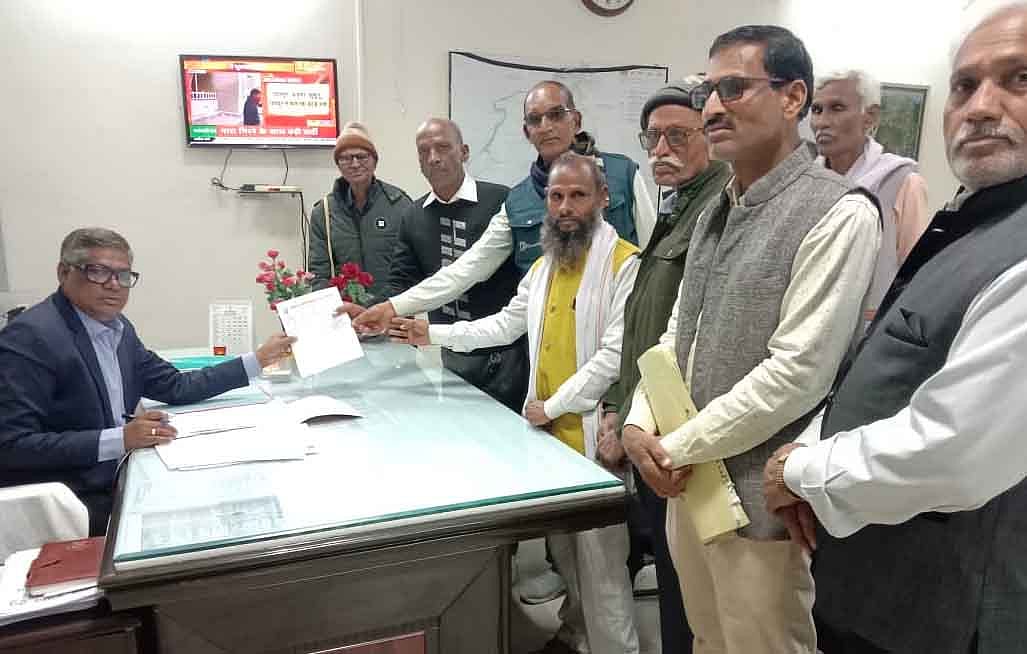 The people of the victim's family went to the office of the officers and pleaded for justice.