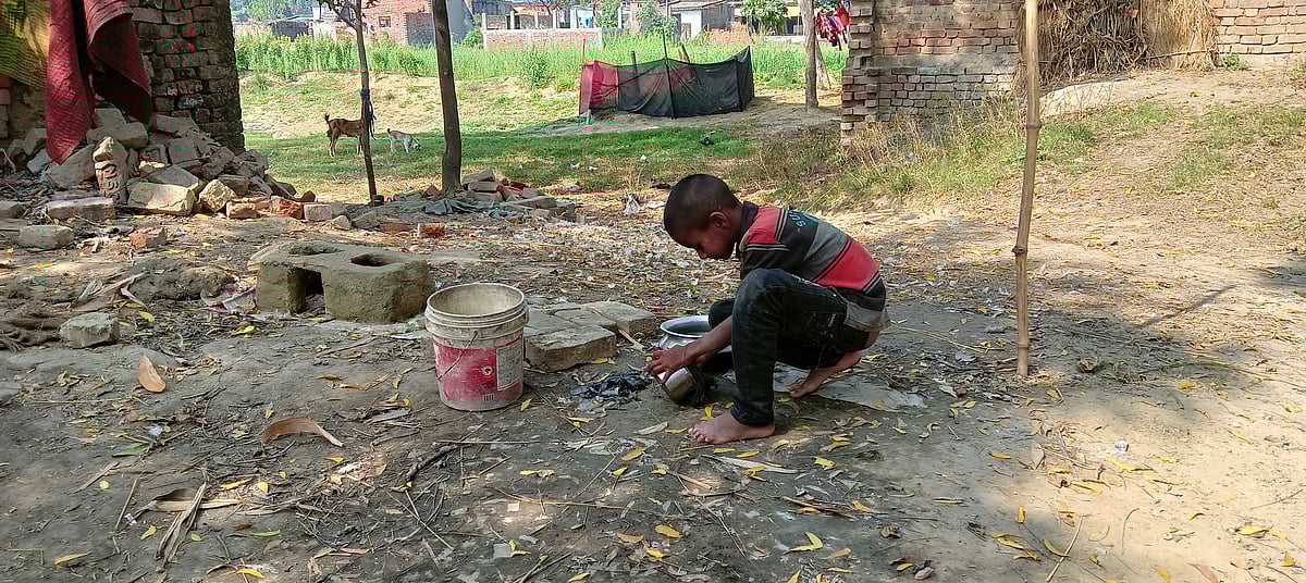 Both the parents of Vikas are not there. Sister fills her stomach by begging.