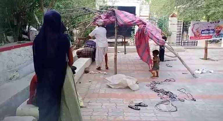 The place where Kartik Bhil's family has been sitting on a dharna for 6 months. The road lights were switched off there in the past. In order to protect the innocent children from the sun, pressure was created to remove the clothes which were supported by sticks at the picket site.