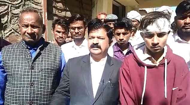 Dalit organizations demanded suspension and immediate arrest of the principal in a memorandum given to the SDM, Dhariyawad.