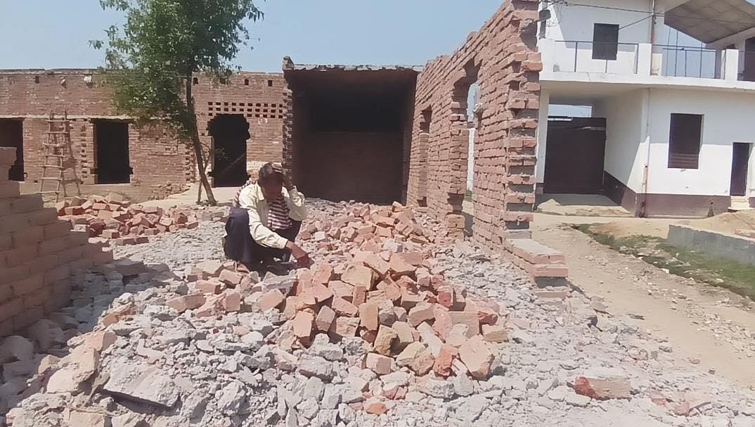 Out of fear of the administration, in Chandpur a villager breaks down his house himself.