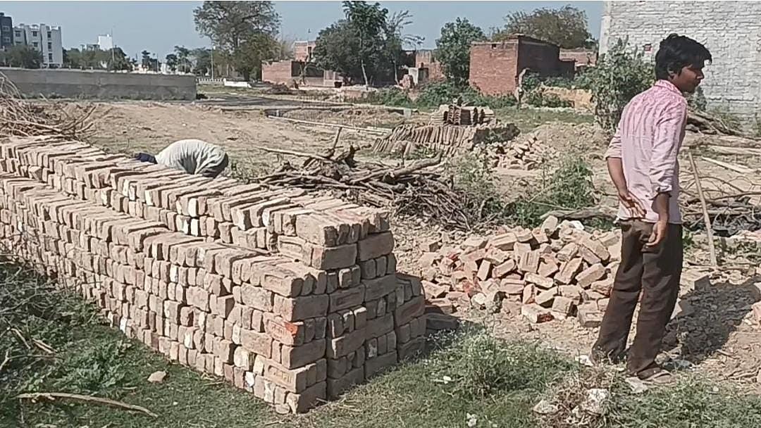 People themselves demolishingtheir housesinthe village of Ramganga Nagar Gotia