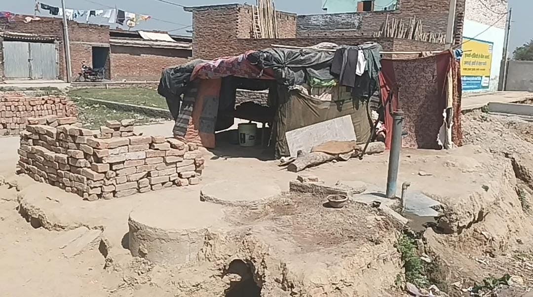 Ali Mohammad had built a house under the Prime Minister’s Awaas Yojna at this site, but at present the family is back in the make shift shelter.
