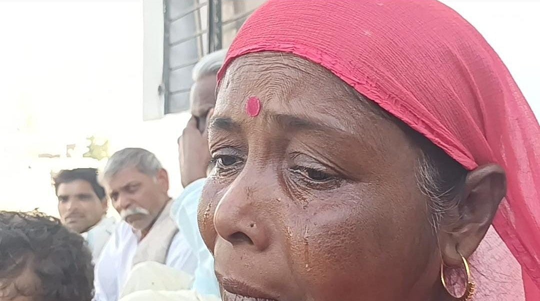 Anita lives in the village of Bichpuri. Her son was married just two months ago, after which his house was demolished and he passed away. Now except for the widowed daughter-in-law, no one else has survived in their household.