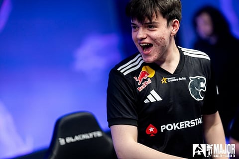 molodoy recebe mouse personalizado pela Logitech