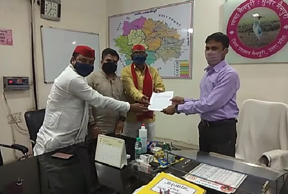 प्रशासन की मुस्तैदी के चलते मैनपुरी में सपाई नहीं बोल पाए हल्ला, पूर्व सांसद ने डीएम को सौंपा ज्ञापन
