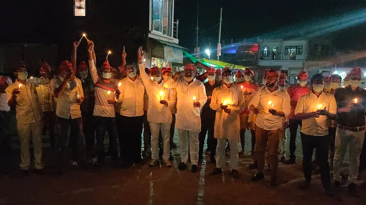 मैनपुरी में सपा कार्यकर्ताओं ने हाथरस में बलात्कार का शिकार हुई दलित लड़की की मौत पर जताया शोक, ग़ुस्सा