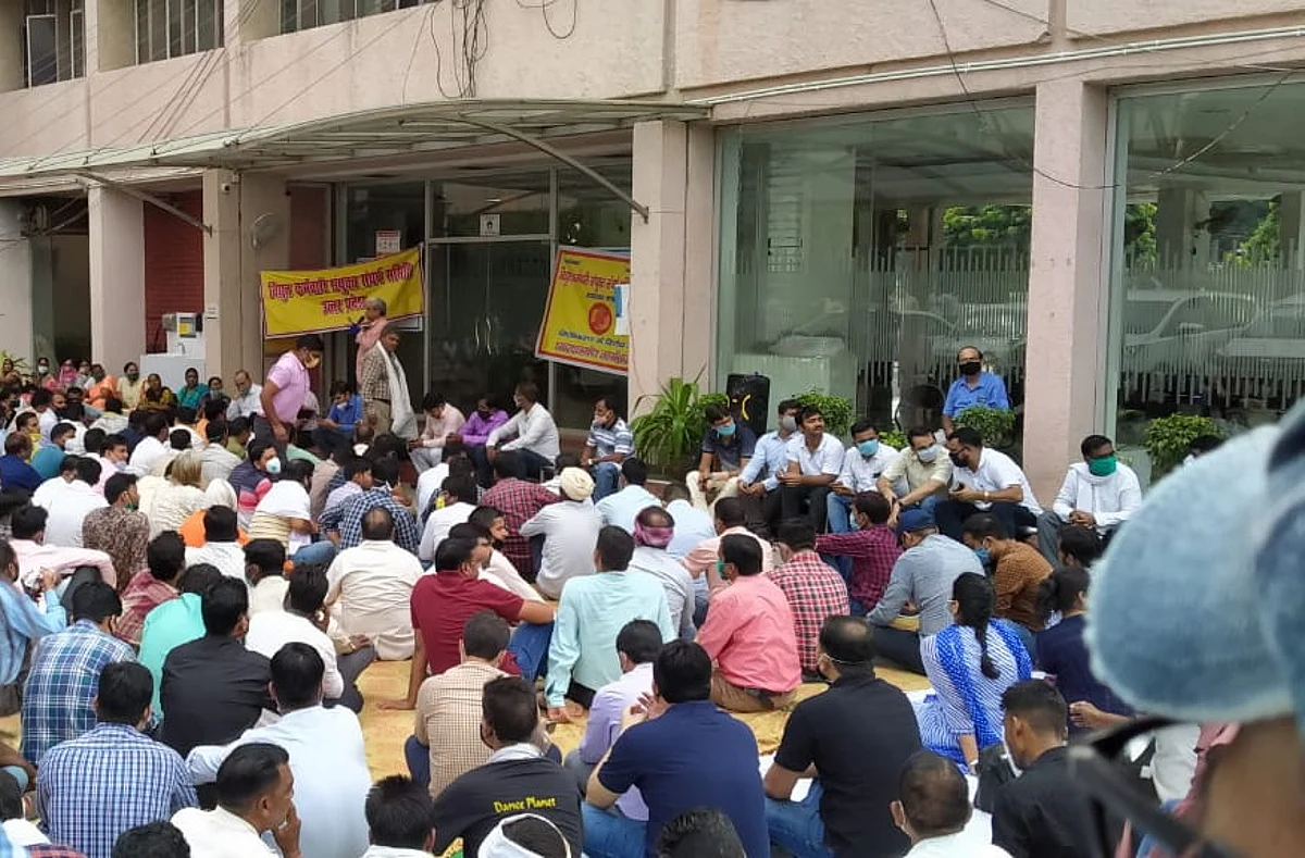 यूपी के कई जिले अंधेरे में, निजीकरण के विरोध में बिजली कर्मचारी योगी के खिलाफ सड़क पर