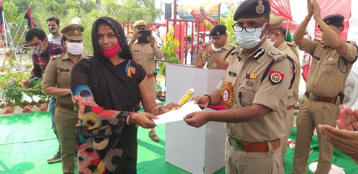 प्रदेश व्यापी “मिशन शक्ति” अभियान के तहत एडीजी ज़ोन आगरा अजय आनन्द ने महिलाओं को किया जागरूक
