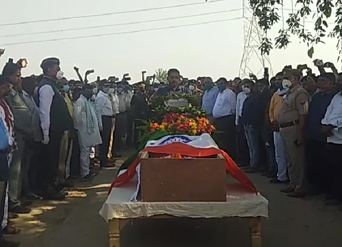 उग्रवादी हमले में शहीद हुए वीरेंद्र सिंह यादव को गार्ड ऑफ ऑनर के साथ मैनपुरी में नम आँखों से मिली विदाई