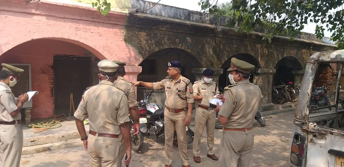 IG Agra A Satish Ganesh Inspects Bewar Police Station, Directs Officials To Be Polite And Courteous To People