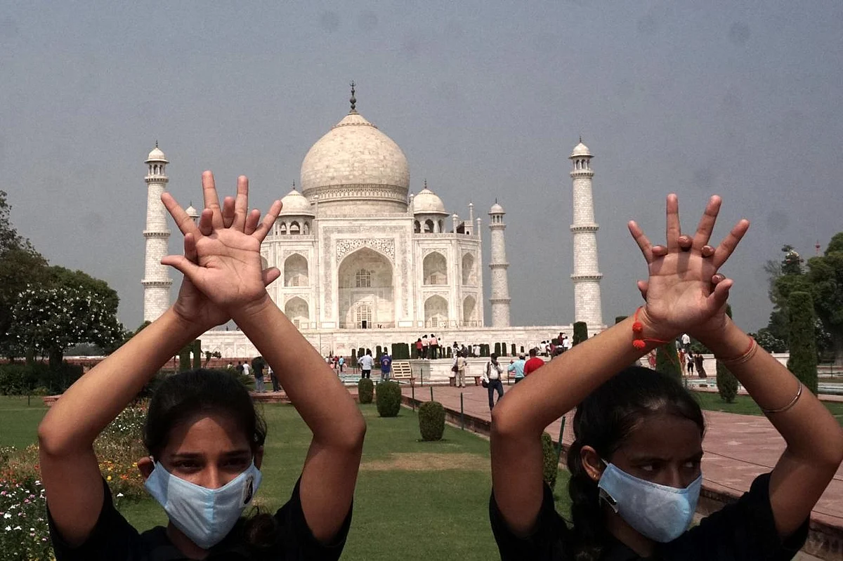 Unique Initiative By DU Girl Students At Taj Mahal On Global Handwashing Day