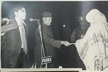 गोरखपुर के प्रोग्राम की फोटो महेंद्र लालका के साथ बिस्मिल्ला खां दिखाई दे रहें