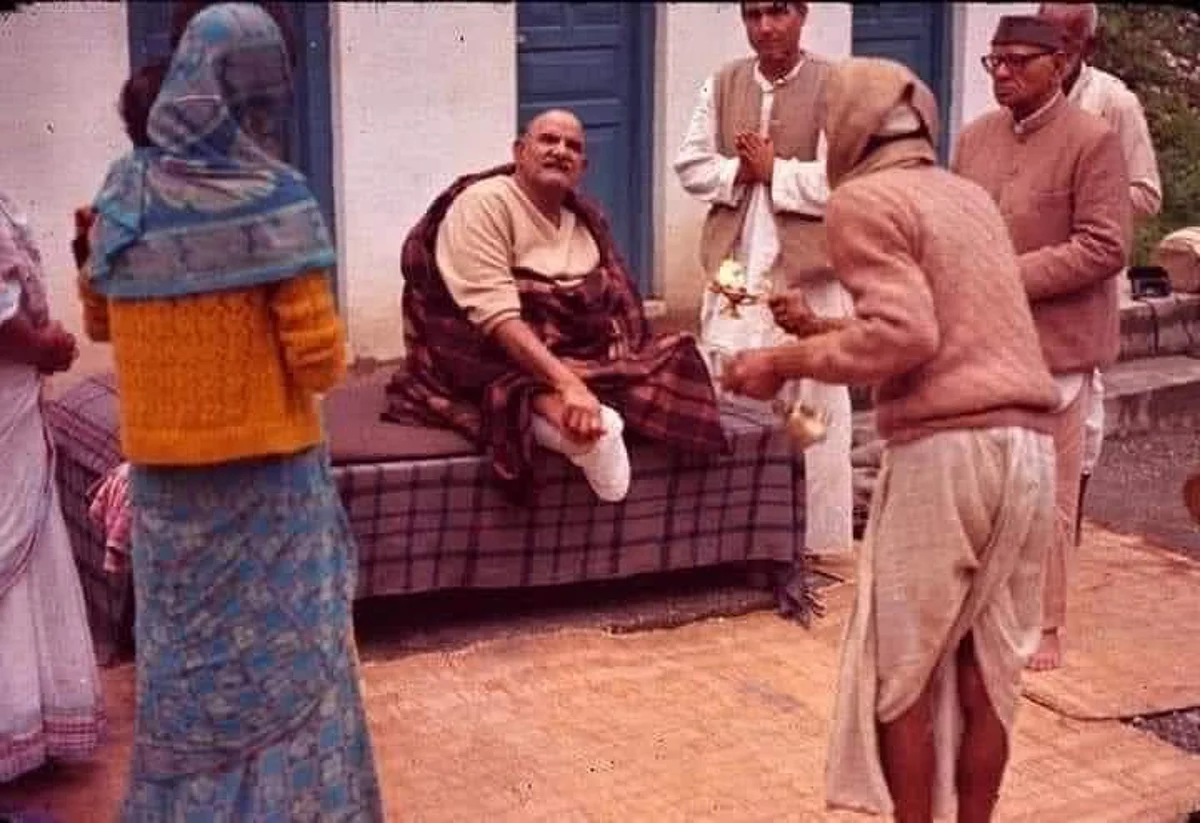 नीब करौरी बाबा की अनंत कथाएँ: जब कांग्रेसियों का एक दल उनसे मिलने आया और …