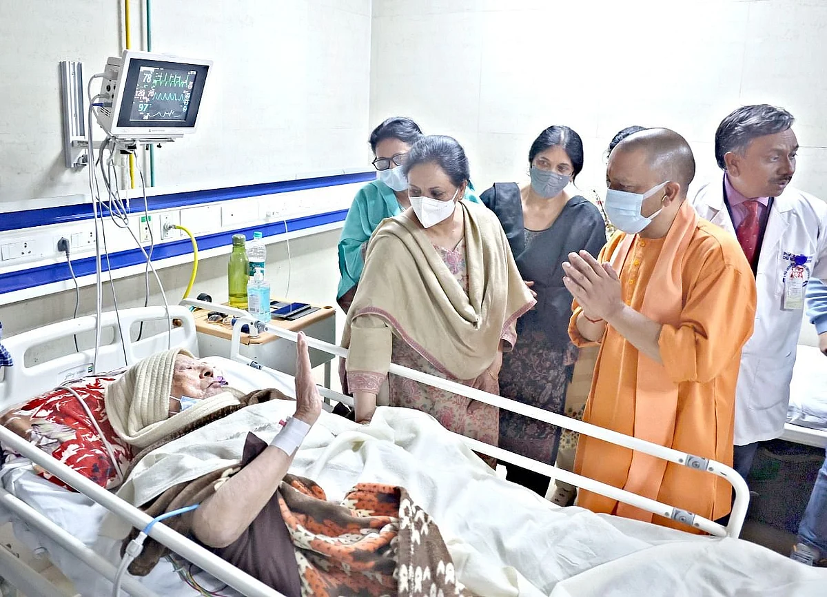 <div class="paragraphs"><p>Yogi Adityanath visited the ailing Ahmed Hasan in December.</p></div>