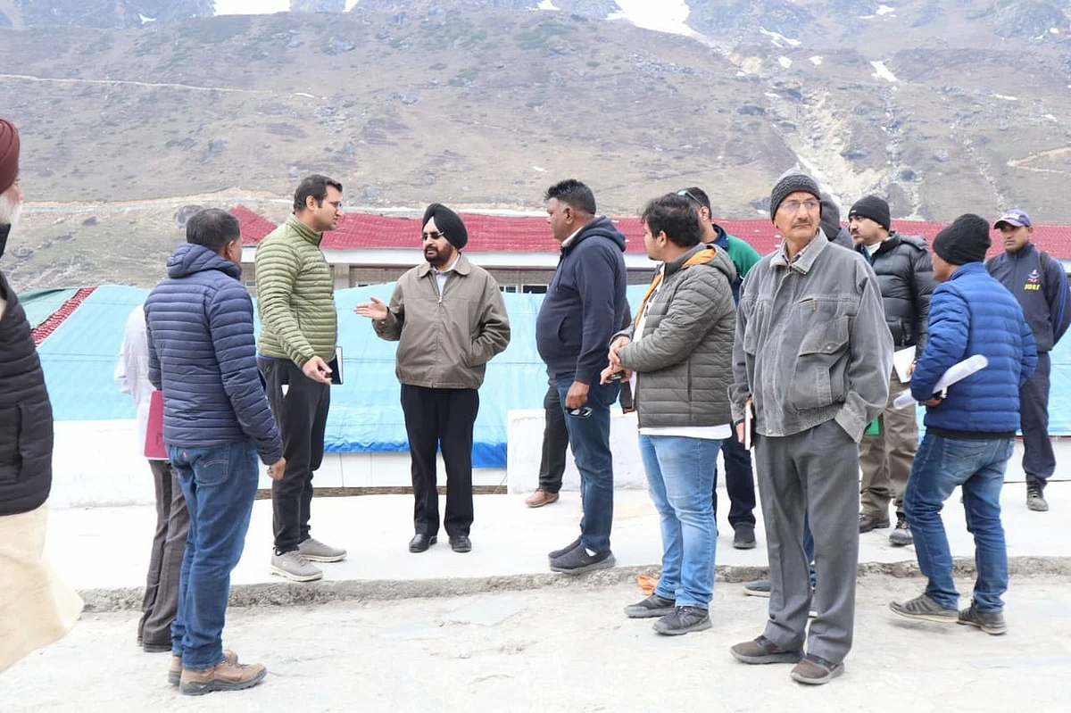 उत्तराखंड मुख्य सचिव ने केदारनाथ धाम में चल रहे निर्माण कार्यों का स्थलीय निरीक्षण किया