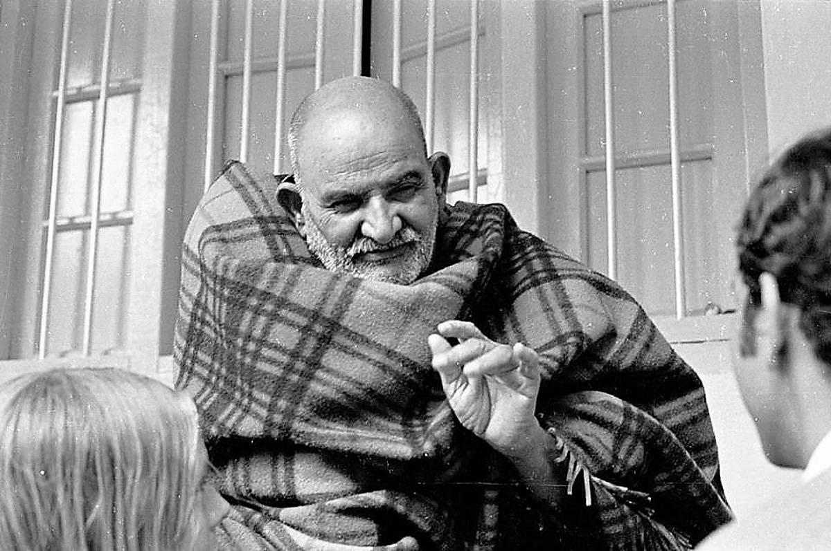 नीब करौरी बाबा की अनंत कथाएँ: महाराज जी ने बूढ़े के हाथ से बोतल छीन ली और सारा दूध अपने सिर पर डाल दिया