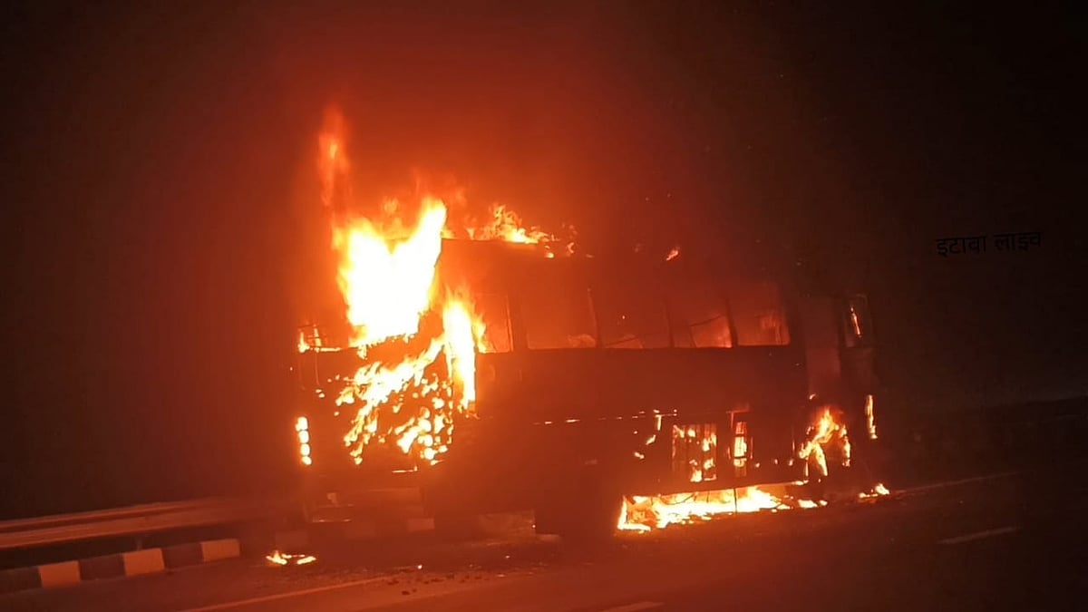 Tourist Bus Going To Nepal Gutted After Catching Fire On Agra-Lucknow  Expressway