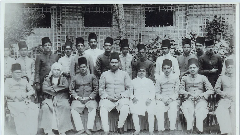 Bahadur Yar Jung with young Hyderabadi Muslims