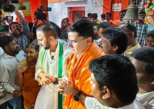 Congress leaders go door-to-door in Telangana to explain six guarantees - Vimarsana News