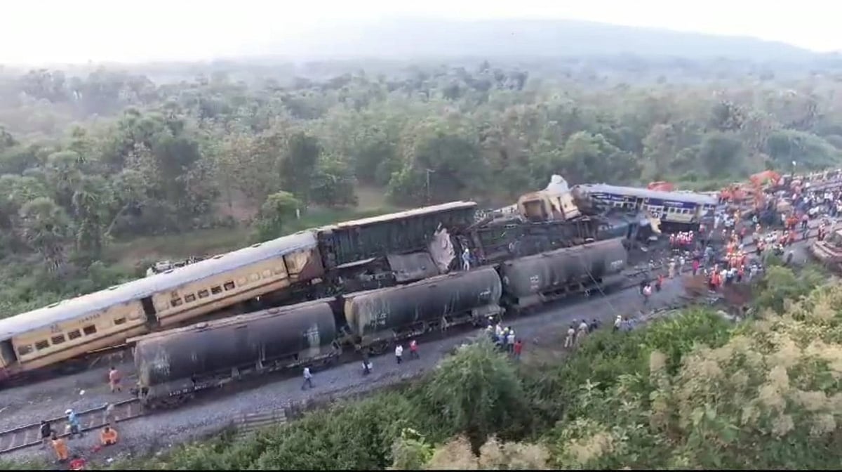 'Was pitch dark and unsettling': SDRF officer speaks about Andhra train accident - Vimarsana News