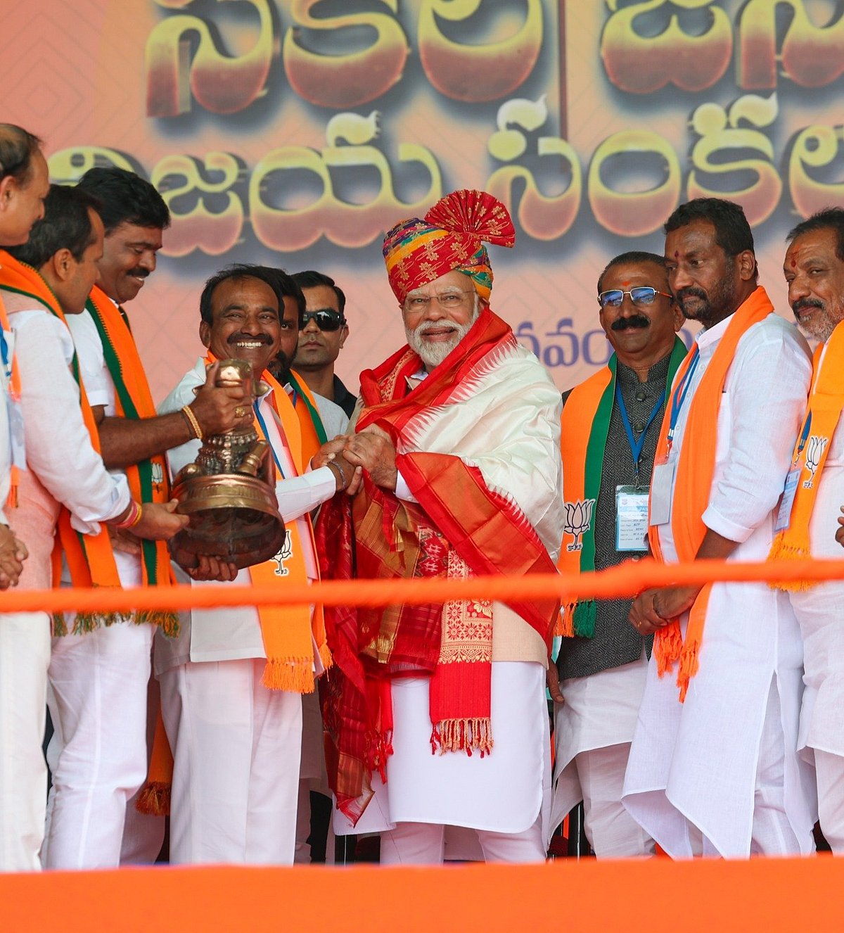 Modi calls KCR 'farmhouse CM', says Telangana farmers will send him there permanently - Vimarsana News