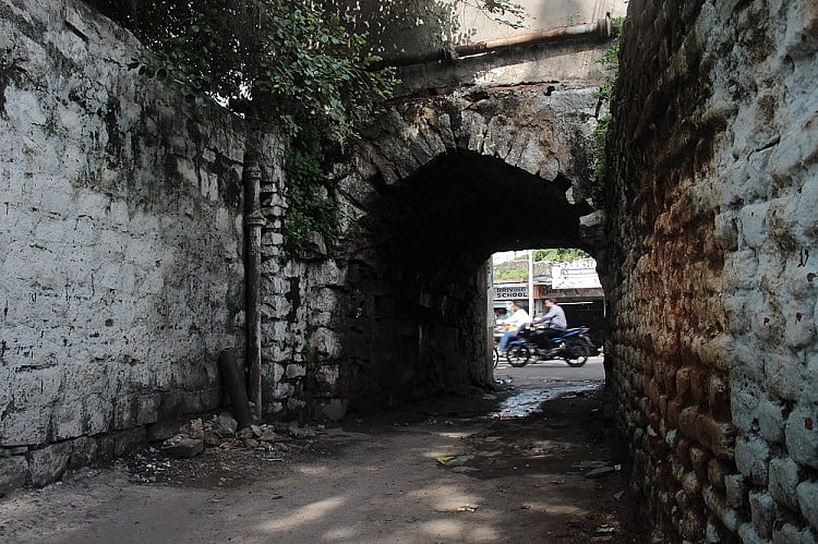 Of darwazas and khidkis Tracing the origins of the walled city of