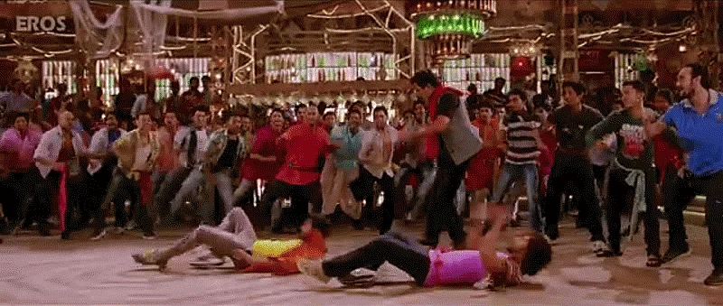 Shahid Kapoor and Prabhu Deva in the song <i>Gandi Baat </i>(Source: <a href="https://www.youtube.com/watch?v=vvLBXO94EfA">YouTube/Eros Now</a>)