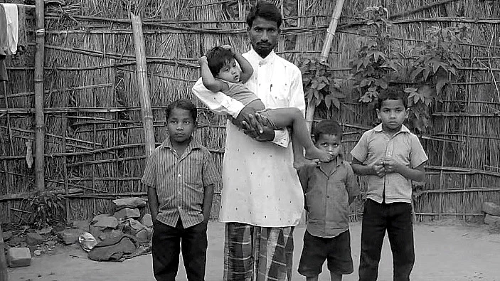 Rafiq Khatun, a daily wage labourer from Phulvari Sharif in eastern Bihar, lost his wife Masahun in a botched abortion. (Photo: IndiaSpend)