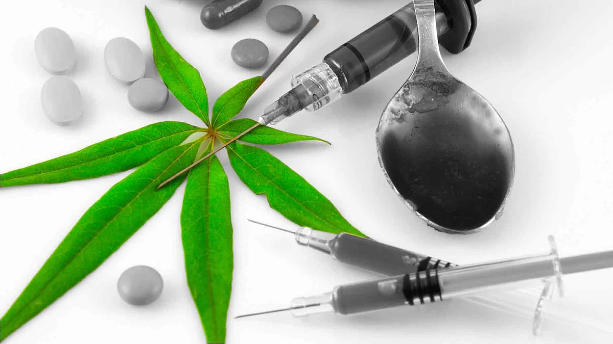 Big breakthrough for medical marijuana - if this drug gets US FDA’s nod, it would be the first legally available cannabis-extracted drug to make way to the shelves (Photo: iStock altered by The Quint)