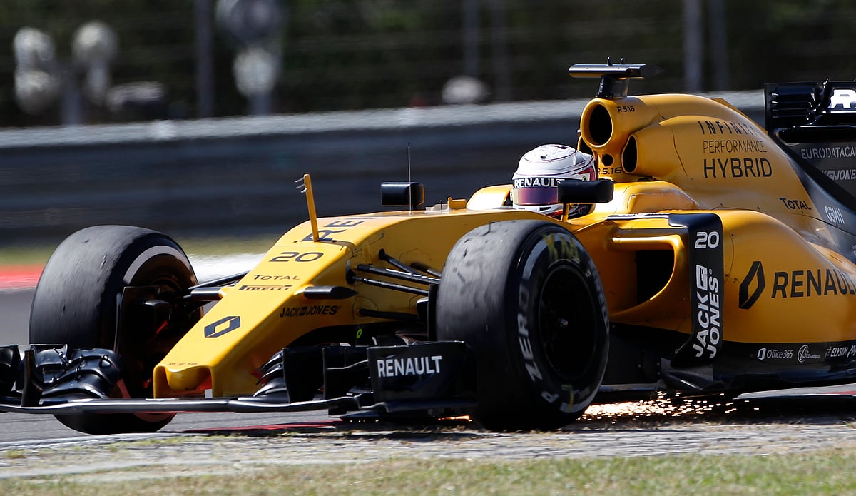 F1 Fuel Leak Causes Lengthy Pit Lane Fire At Malaysian Grand Prix