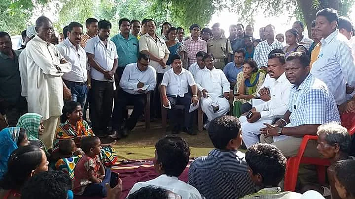 Odisha Health Minister Atanu Sabyasachi Nayak speaks to villagers. (Photo Courtesy: K Ray)